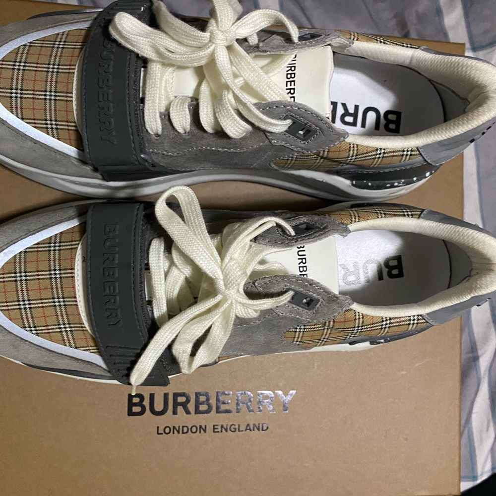 Men Burberry Low Top Sneakers size (43)